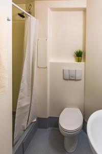 Modern Stylish Ensuite at Student Roost Buchanan View in Glasgow for Students Only 욕실