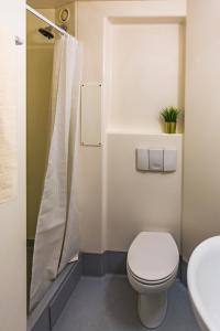 חדר רחצה ב-Modern Stylish Ensuite at Student Roost Buchanan View in Glasgow for Students Only