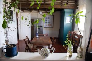 una sala da pranzo con tavolo e piante di Palacio de la luna, casa única frente al mar a Cabo Polonio