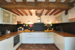 圖爾的住宿－184 Walvein - EGLISE，厨房配有白色橱柜和木制天花板