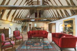ein Wohnzimmer mit zwei roten Sofas und Stühlen in der Unterkunft 184 Walvein - EGLISE in Tours