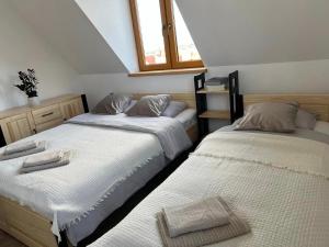 Giường trong phòng chung tại Apartament Bioło Izba +11 ảnh