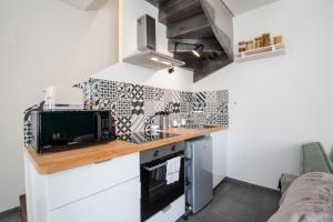 una piccola cucina con bancone e forno a microonde di Comfort and modernity in a townhouse a Tours