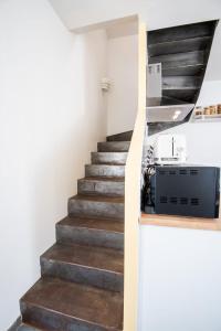 uma escada numa casa com pisos de madeira em Comfort and modernity in a townhouse em Tours