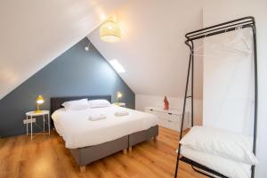 1 dormitorio con 2 camas en un ático en Comfort and modernity in a townhouse, en Tours