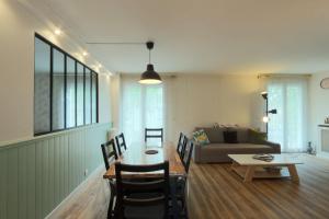 een woonkamer met een tafel en een bank bij T3 in the heart of Jean Jaurès with free parking in Tours