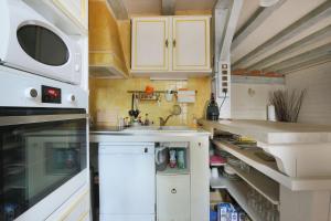 Il comprend une petite cuisine équipée d'un évier et d'un four micro-ondes. dans l'établissement Elegant and spacious T2 #Tours #Halles #Courprivée, à Tours