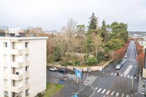 einen Luftblick auf eine Stadtstraße mit geparkten Autos in der Unterkunft Le Botanique - Joli appart à Tours in Tours