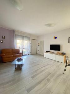 uma sala de estar com um sofá e uma mesa em Casa VACANZA CHIARINA em San Benedetto del Tronto