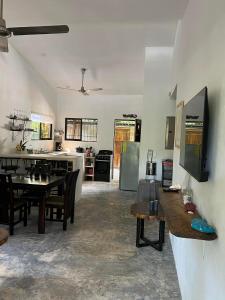 cocina y sala de estar con mesa y sillas en Casa Savoirone Cabuya, en Cabuya