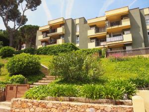 Κήπος έξω από το Apartament reformat, Wi Fi, parking, piscina, AC