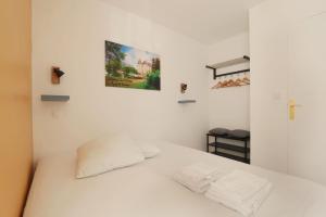 białe łóżko z 2 białymi poduszkami w obiekcie La Chanterie w mieście Saint-Cyr-sur-Loire