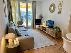 Μια τηλεόραση ή/και κέντρο ψυχαγωγίας στο Apartament reformat, Wi Fi, parking, piscina, AC