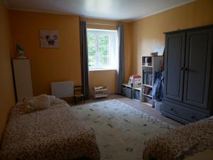 Miniac-MorvanにあるGîtes de Launay Guibertのベッドルーム1室(ベッド2台、窓付)