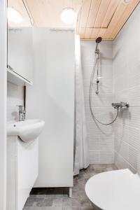uma casa de banho com um chuveiro, um WC e um lavatório. em Centrum - Lovely furnished Studio em Helsinque
