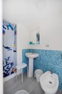 ein Bad mit einem Waschbecken, einem WC und einer Dusche in der Unterkunft Camping Villaggio Nettuno in Nerano