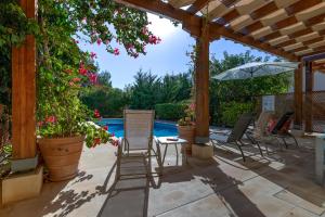Bazén v ubytování 2 bedroom Apartment Eros with private pool and garden, Aphrodite Hills Resort nebo v jeho okolí