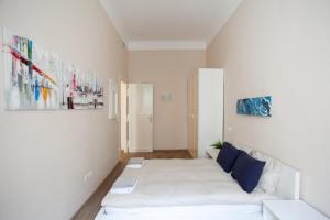 una sala de estar con un sofá blanco y una pintura en Elisabeth apartment en Budapest