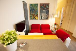 sala de estar con sofá rojo y mesa en Elisabeth apartment en Budapest