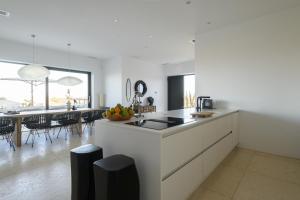 Kuchnia lub aneks kuchenny w obiekcie Family & Golf VILLA LAGUNA TOWERS Gialova Navarino