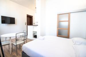een hotelkamer met een bed en een tafel en stoelen bij My white paradise - fully equipped apartment in Tours