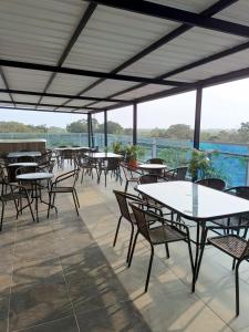 un grupo de mesas y sillas en un patio en Ayenda San Antonio Plaza, en Apartadó