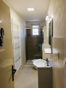 A bathroom at Rodinný RETRO domček