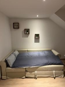 Un pat sau paturi într-o cameră la Fürstenwall Suite