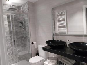 W łazience znajduje się umywalka, toaleta i prysznic. w obiekcie Piso deluxe centro cerca del BEC w mieście Barakaldo