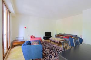 Posezení v ubytování Spacious T3 #JeanJaurès#Tours #Hypercentre#parking + 12 fotografií