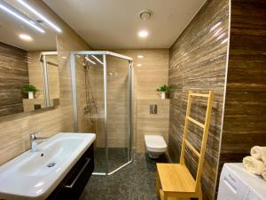 Koupelna v ubytování Charming City Centre Apartment - Spacious Balcony and Private Garden + 17 fotografií
