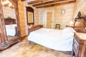 1 dormitorio con cama y espejo grande en Time travel en Vouvray