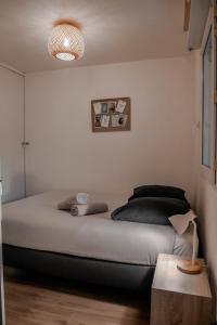 een slaapkamer met een bed in een kamer bij St-OrensBnB - Cosi - WIFI - Parking - Terrasse in Saint-Orens-de-Gameville