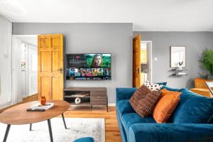 uma sala de estar com um sofá azul e uma mesa em Birmingham City Centre - 3 Bedroom House - Parking - Netflix - Wifi - Upto 7 Guests -12W em Birmingham