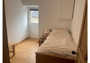 Llit o llits en una habitació de Scottish Organic Farm Cottage