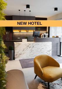 un vestíbulo con un nuevo hotel con una silla amarilla en RIVA Boutique Hotel, en Szeged