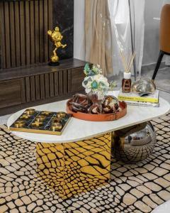 un tavolo con un vassoio di cibo in cima di Stylish and Cozy 4 bedroom 4 bathroom Home Lekki a Lekki