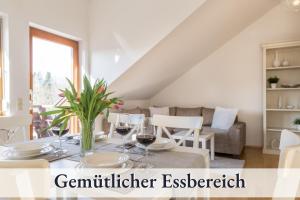 a dining room with a table with glasses of wine at Relax-Apartment mit Balkon, Küche und Parkplatz in Grünenbach