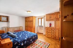 sypialnia z łóżkiem i komodą w obiekcie Casa Vacanza Menfrey w mieście Verrayes