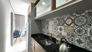 cocina con fregadero y pared de azulejos en 13- Studio Decorado Lindo! Ótimo para Casal!!!, en Curitiba