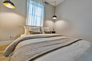 Katil atau katil-katil dalam bilik di BRAND NEW Cozy Modern Bungalow w/Hot Tub+MovieRoom 7 MIN FROM UPTOWN