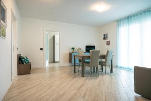 een eetkamer met een tafel en stoelen bij Milena Suite Apartments in Alghero