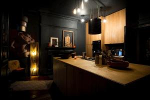 Køkken eller tekøkken på BOHOUSE Moody boho townhouse Macclesfield centre + 37 billeder