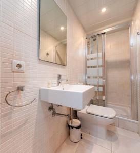 uma casa de banho com um lavatório, um WC e um espelho. em Canela Homes BARCELONA FLORIDABLANCA em Barcelona