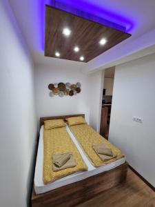 Ένα ή περισσότερα κρεβάτια σε δωμάτιο στο Borovi 2 Lux Apartment