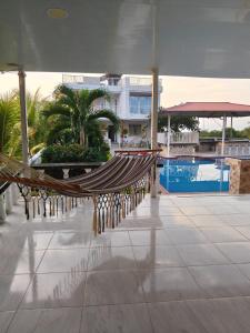un'amaca in un resort con piscina di Finca Vacacional el Ocaso a Rivera