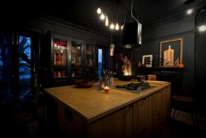 Billede fra billedgalleriet på BOHOUSE Moody boho townhouse Macclesfield centre i Macclesfield