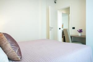 1 dormitorio con 1 cama y escritorio con silla en Milena Suite Apartments en Alghero