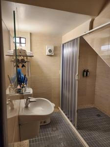 y baño con ducha y lavamanos. en 910 Hostel (Chengdong), en Yuli