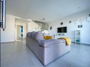 Μια τηλεόραση ή/και κέντρο ψυχαγωγίας στο Fee4Me Villa with Pool on the Costa Blanca